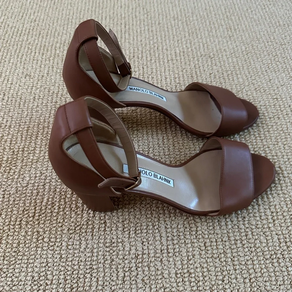Manolo Blahnik Leather Pumps, Size 37 - Picture 5 of 7